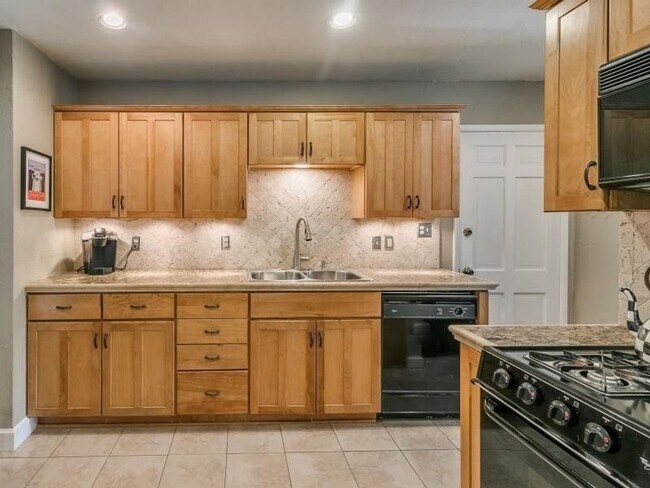 Building Photo - Charming 2 bedroom close to Highways, shop...
