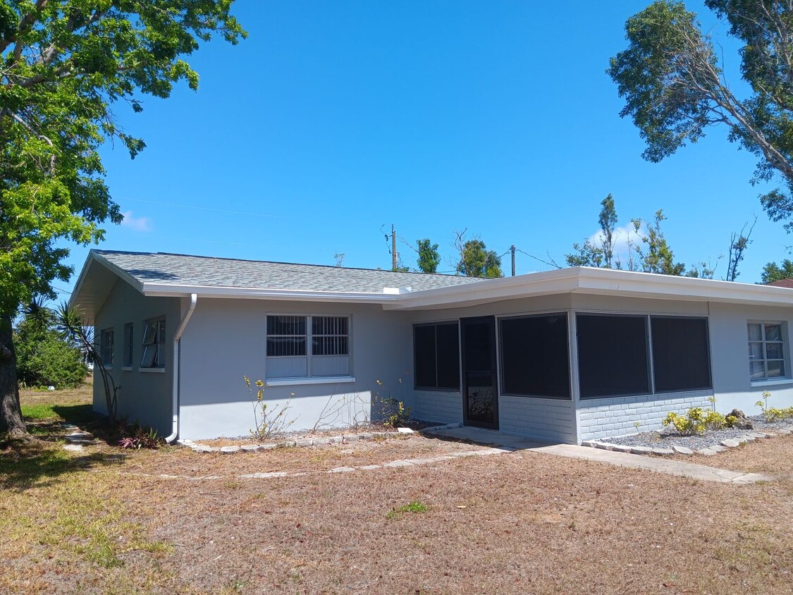 Primary Photo - 2 bedroom 2 bath off Cape Coral Parkway