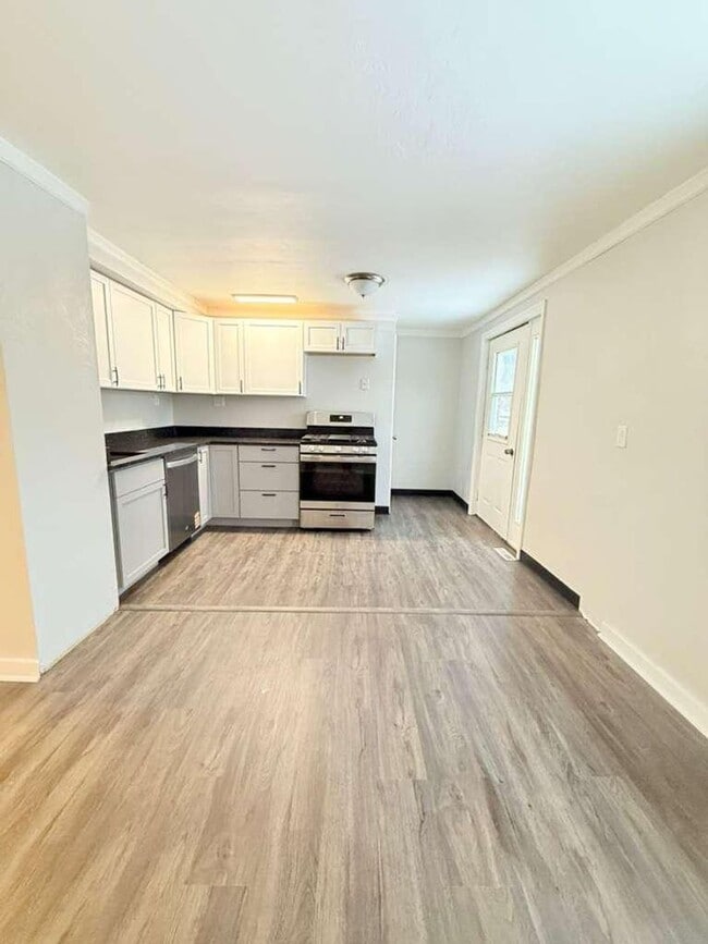 Building Photo - Spacious and beautifully updated 3-bedroom, 1.5-bath