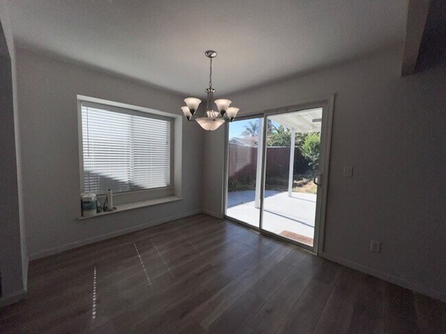 Foto del edificio - Updated kitchen, laminate floors throughou...