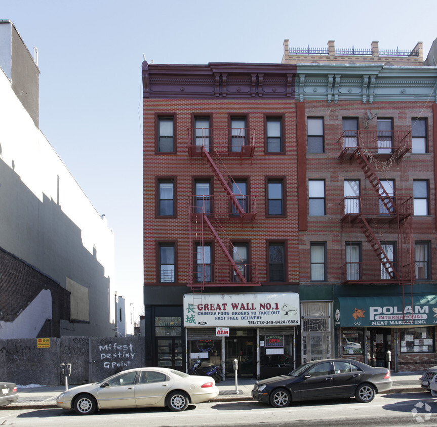 Primary Photo - 954 Manhattan Ave