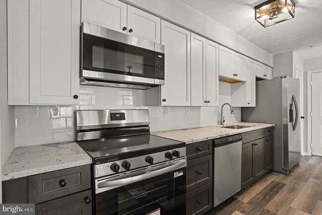 Building Photo - 900 Jessicas Ln