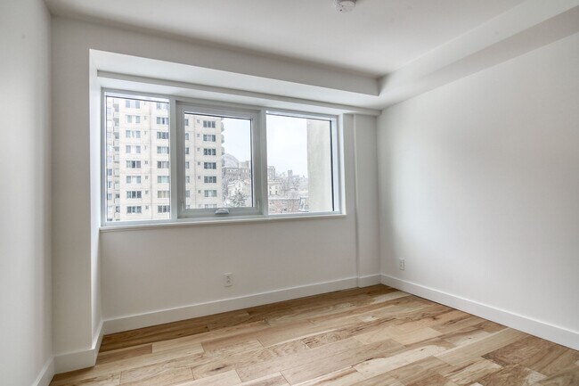 Building Photo - 3460 Rue Peel