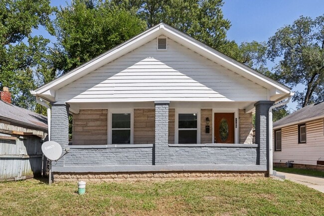 Building Photo - Coming Soon! West Side Two Bedroom Home wi...