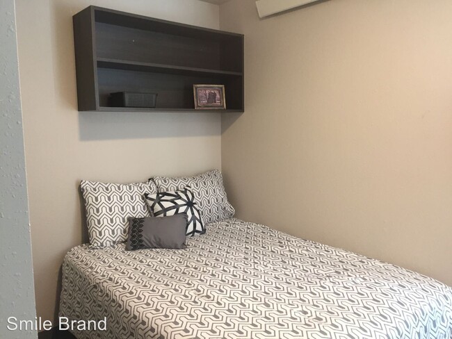 Building Photo - 1 br, 1 bath Room For Rent - 306 E. Clark