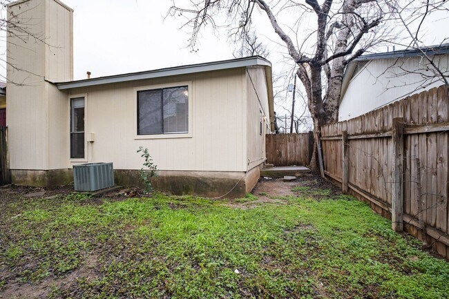 Foto del edificio - 3 Bedroom, 2 Bath Duplex in Round Rock with 1 Car Garage