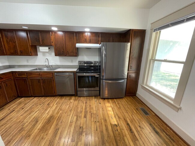 Foto del edificio - New Appliances + HUGE Fenced Backyard