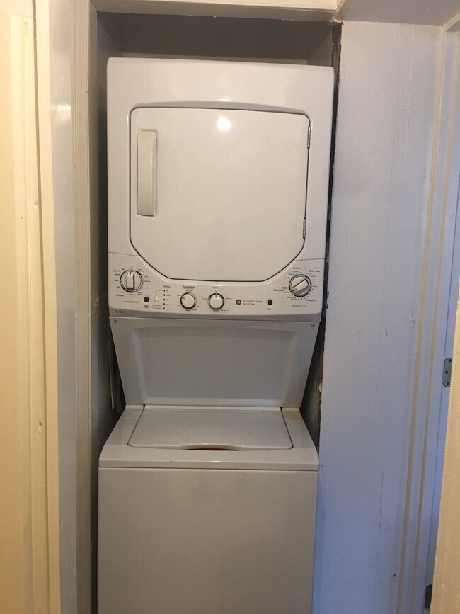 Washer/dryer in bathroom - 814 E High St
