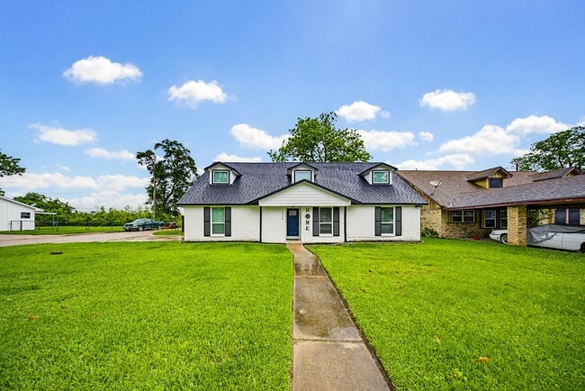 Building Photo - 6215 Great Oaks Dr