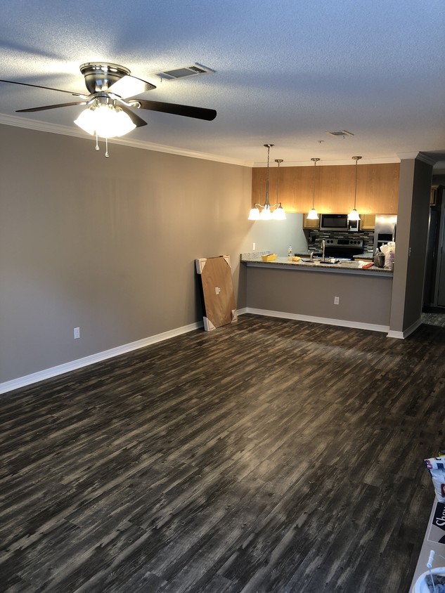 Living/ dining area - 150 S Crow Rd