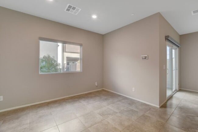 Building Photo - Don't miss this Top Notch 4 Bedroom, Beaut...