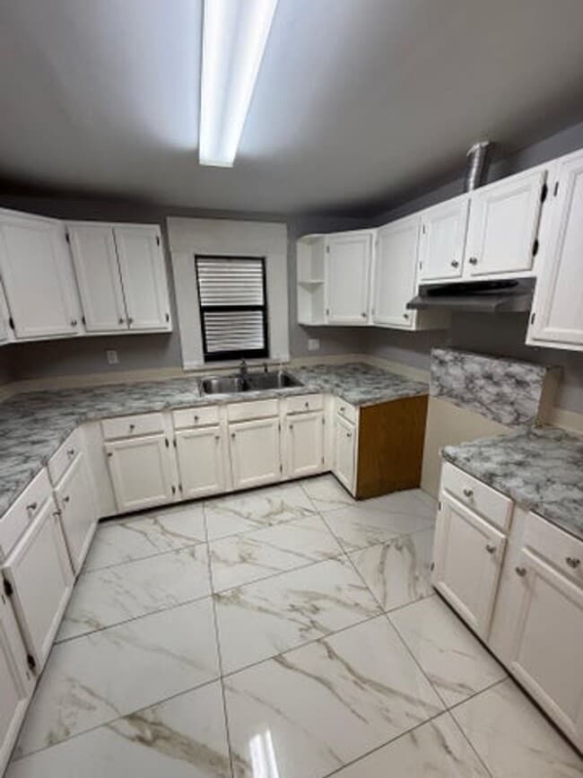 Building Photo - 5163 Club Rd