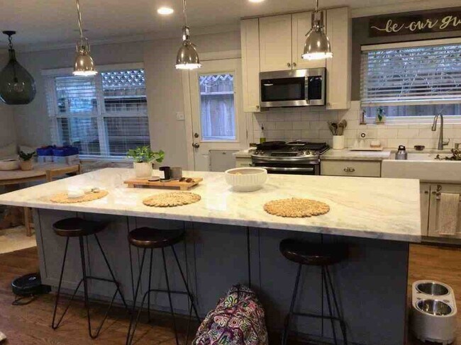 Building Photo - 10313 Shadow Oaks Dr