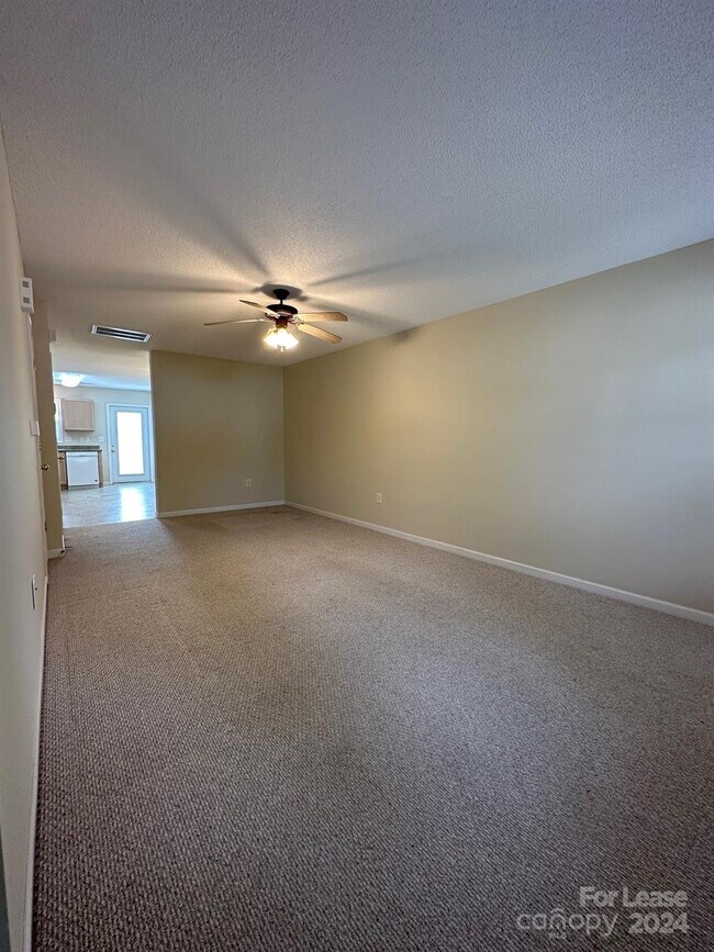 Building Photo - 1619 Oak Leaf Dr NW