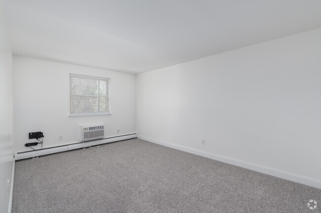 2BR, 1BA - 875SF - Primary Bedroom - Parkside Manor Apartments
