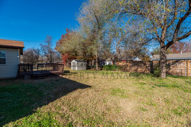 Building Photo - 900 N Brownthrush Ln