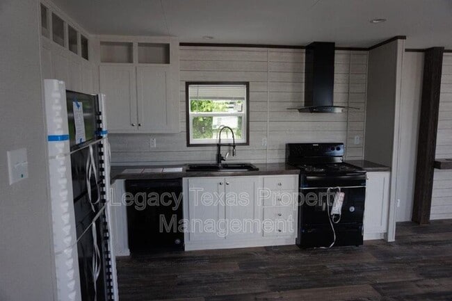 Building Photo - 800 N Old Betsy Rd