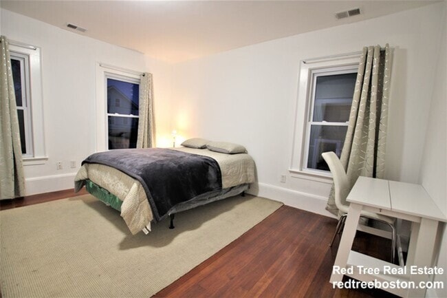 Building Photo - Massive Luxury Home w 4 Parking Spots Included in Lower Allston!  Great for Students & Working Pr...
