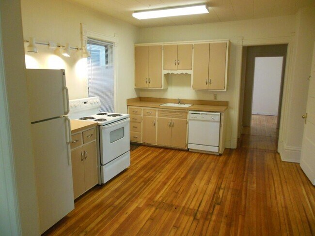 Building Photo - 418 W Doty St