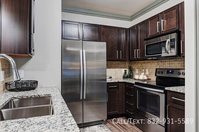 Foto del edificio - 1 Month Free on a Gorgeous 2/2!