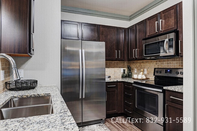 Building Photo - 1 Month Free on a Gorgeous 2/2!