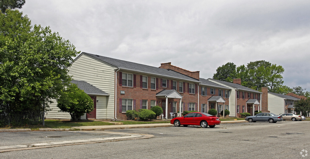 Primary Photo - Lakeland Village Apartments