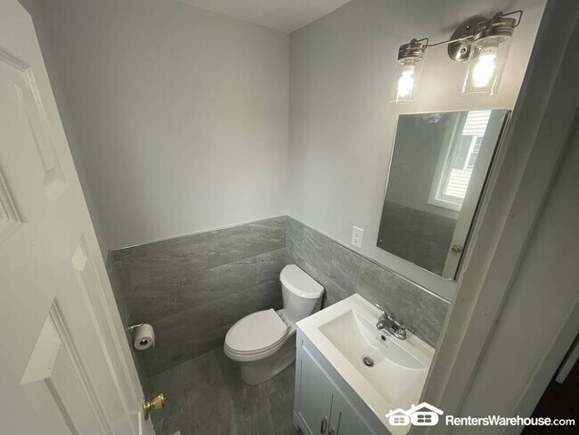 Building Photo - 1201 E 43rd St