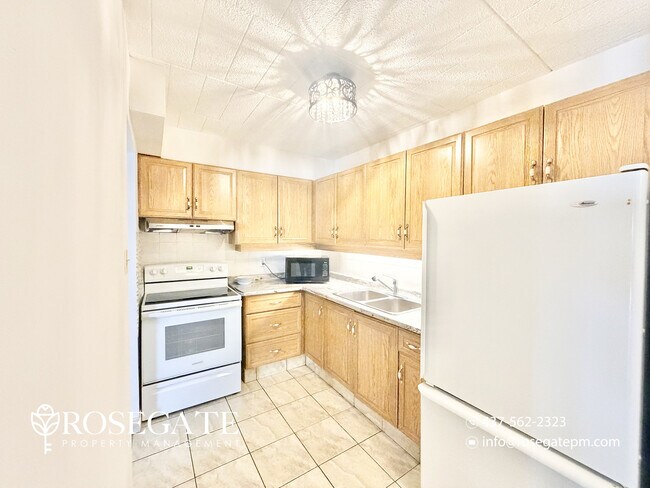 Photo du bâtiment - All-Inclusive 3-Bedroom Home with Parking, Porch & Backyard in Kitchener