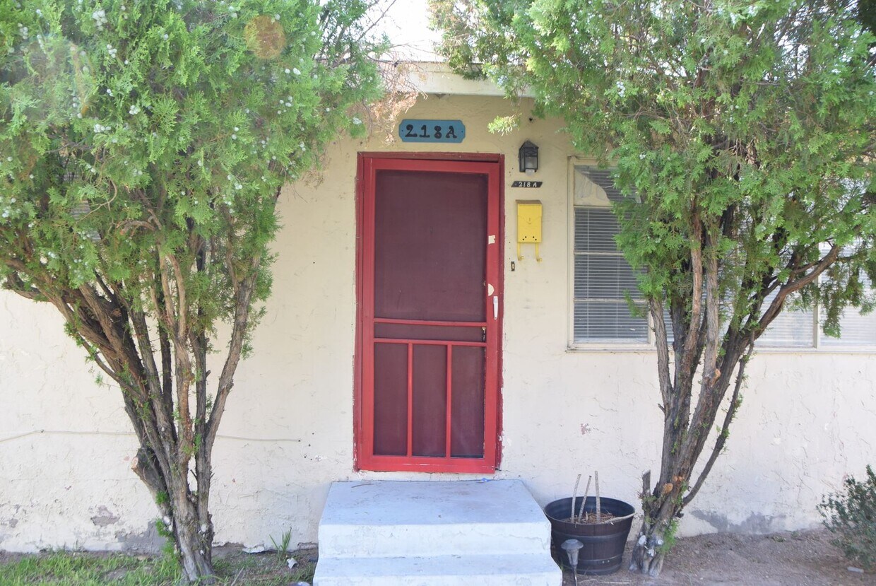 Primary Photo - 1 BEDROOM WITH GRASS COURTYARD