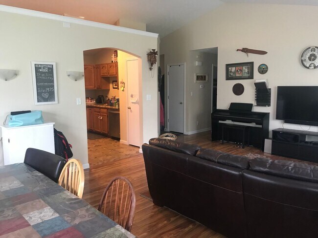 Building Photo - Ranch Style 3 Bedroom 2 Bath