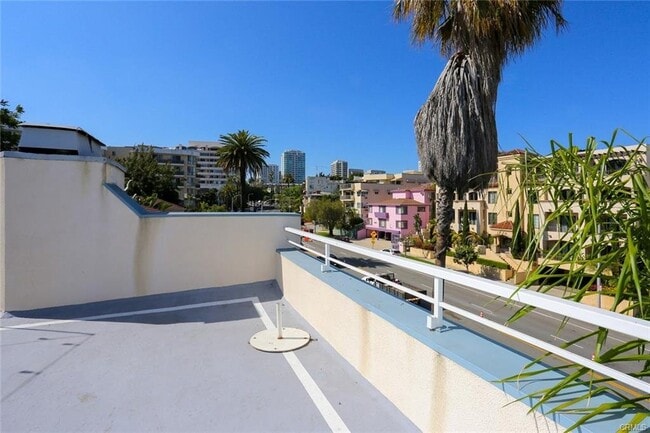 Building Photo - 1423 South Beverly Glen Boulevard Apt #D, ...