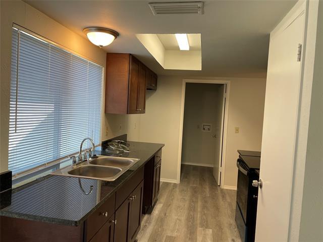 Foto del edificio - 2921 Village Crest Cir