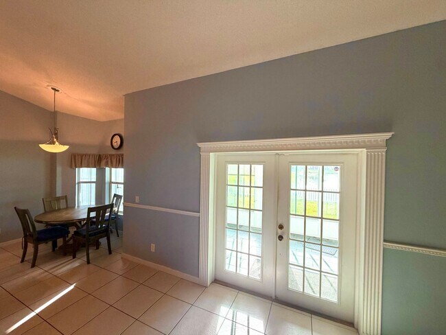 Building Photo - 2498 River Ridge Dr