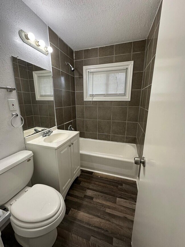 Building Photo - 4 bedroom 1 bathroom