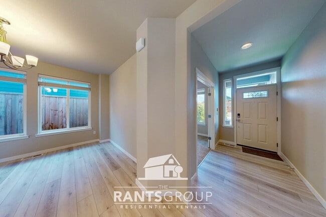 Foto del edificio - Modern 3-Bed Home in Steilacoom Ridge w/ AC, Fenced Yard and Easy Commute to JBLM!