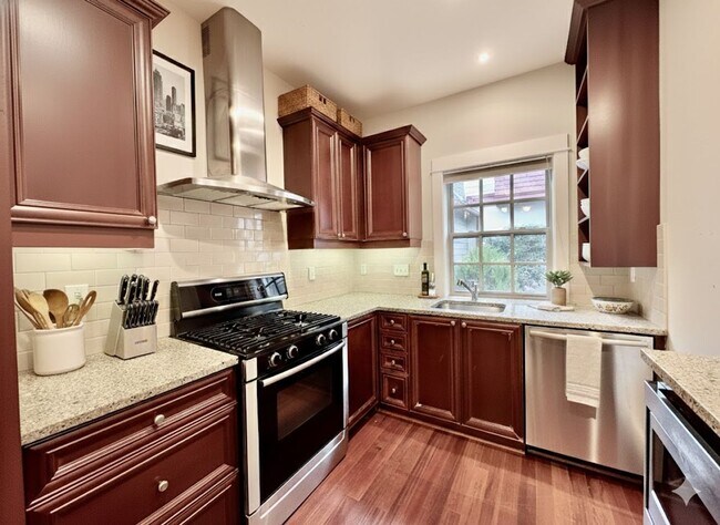 Building Photo - Luxury Townhome in Lake Oswego’s Coveted First Addition | Garage Included!