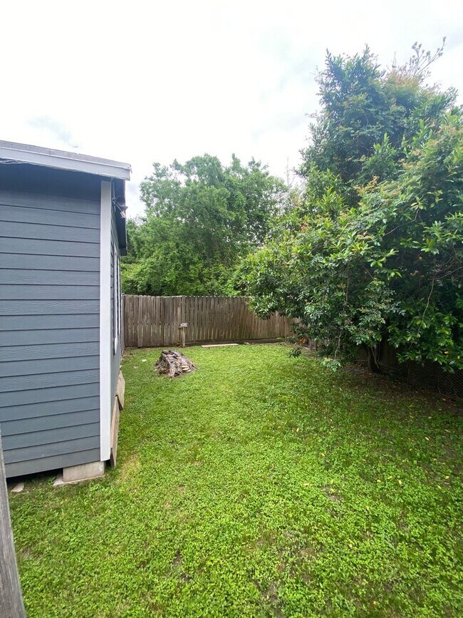 Building Photo - 2 Bedroom Single Family Home in Baytown