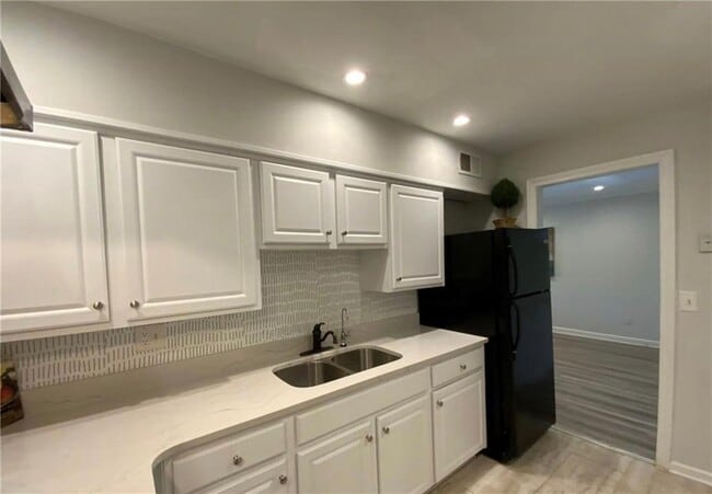 Building Photo - 3097 Colonial Way