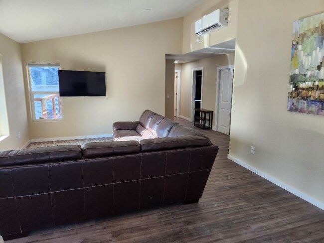 Building Photo - 974 SE Roberts Ave