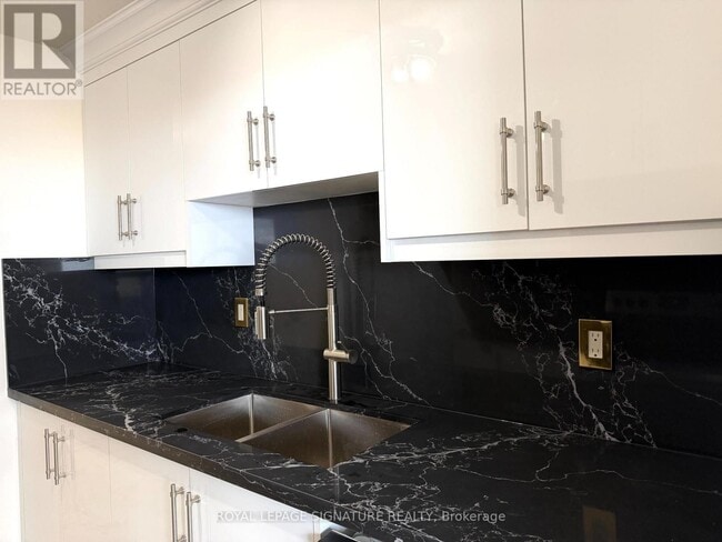 Building Photo - 270 Palmdale Dr