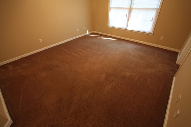 Building Photo - 3B/2B Duplex Available for August!