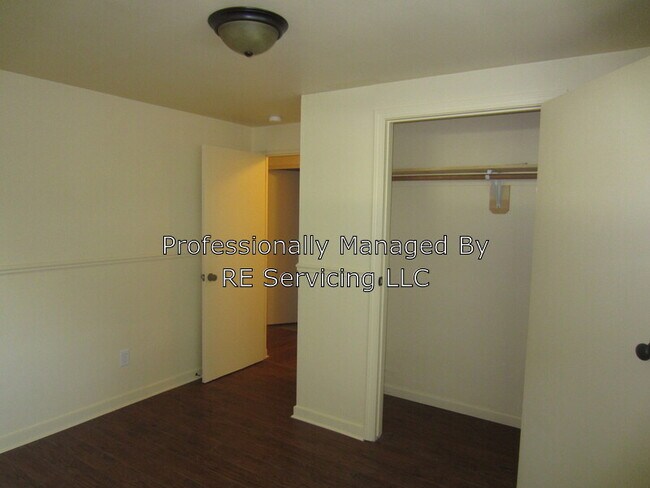 Building Photo - 979 Laurel Ave