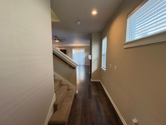 Foto del edificio - CHECK OUT THIS SPACIOUS 3 BEDROOM, 2.5 BAT...