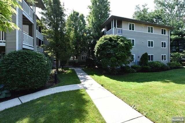 Primary Photo - 239 W Orchard St