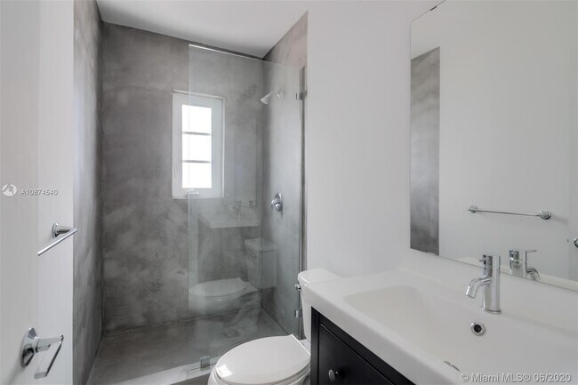 Foto del edificio - 450 NE 62nd St