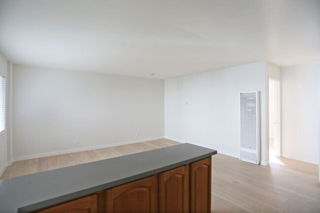 Building Photo - Contemporary, second floor 1BR/1BA in Oakl...