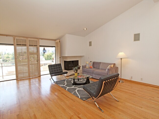 Building Photo - 1520 S Beverly Glen Blvd