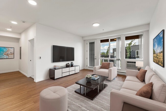 1 habitación, 1 baño - 774 pies cuadrados - Sala de estar - Green Door Flats