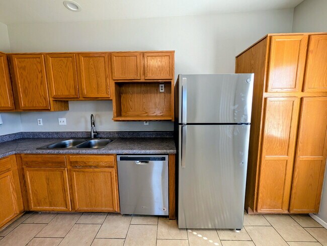 Foto del edificio - Spacious 2 Bedroom with Private Yard!