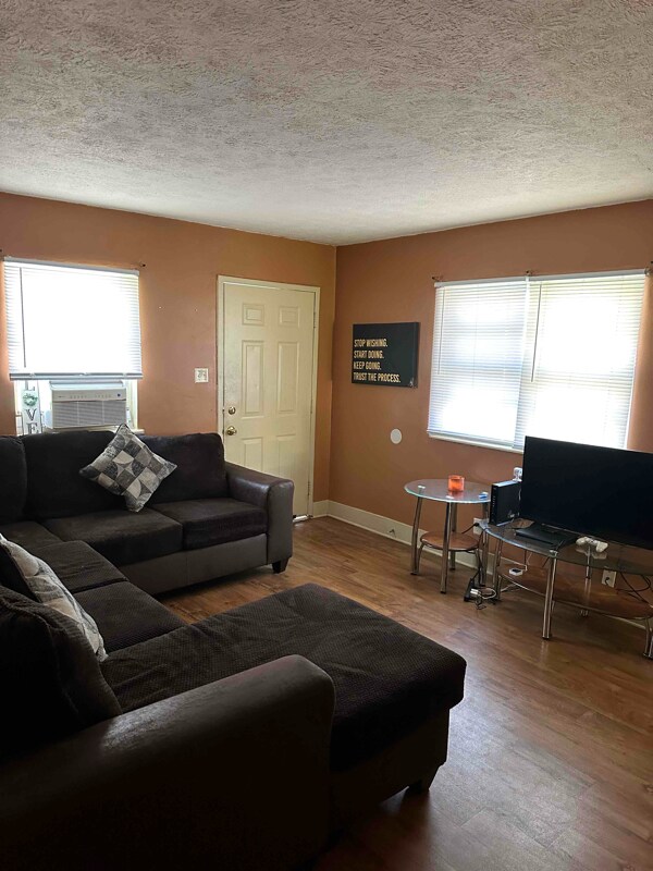 Foto del edificio - 1275 Farley Dr
